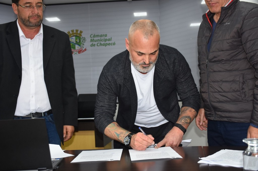 Policial Cleber Fossá é empossado como vereador em&nbsp;Chapecó