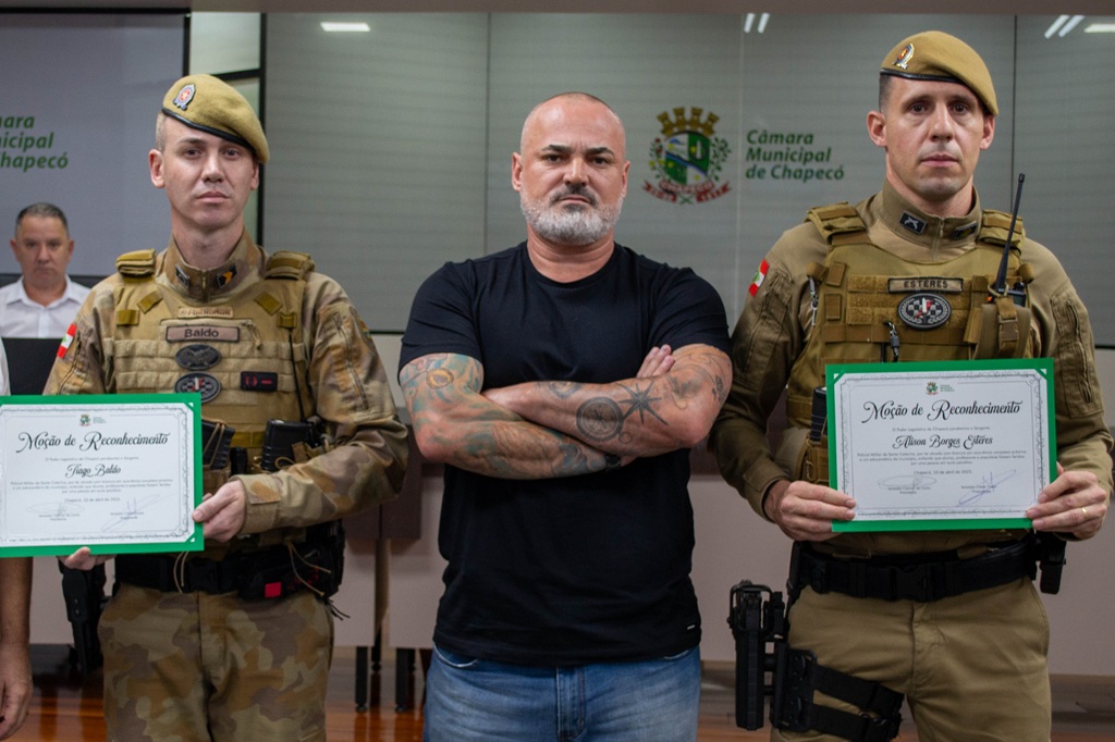 Cleber Fossá homenageia Sargentos Esteres e Baldo, da Polícia Militar de&nbsp;Chapecó