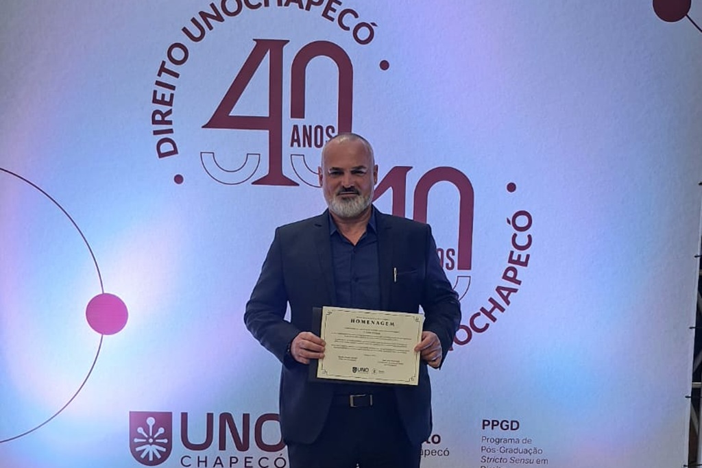 Cleber Fossá recebe homenagem nos 40 anos do curso de Direito da&nbsp;Unochapecó