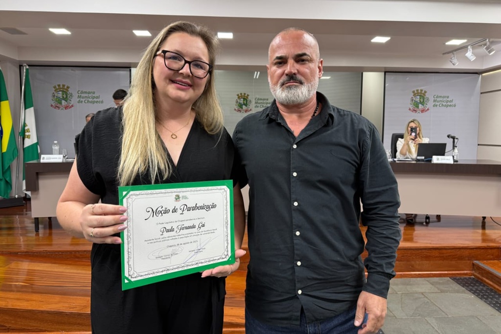 Cleber Fossá presta parabenização à assistente social Paula Fernanda&nbsp;Gai