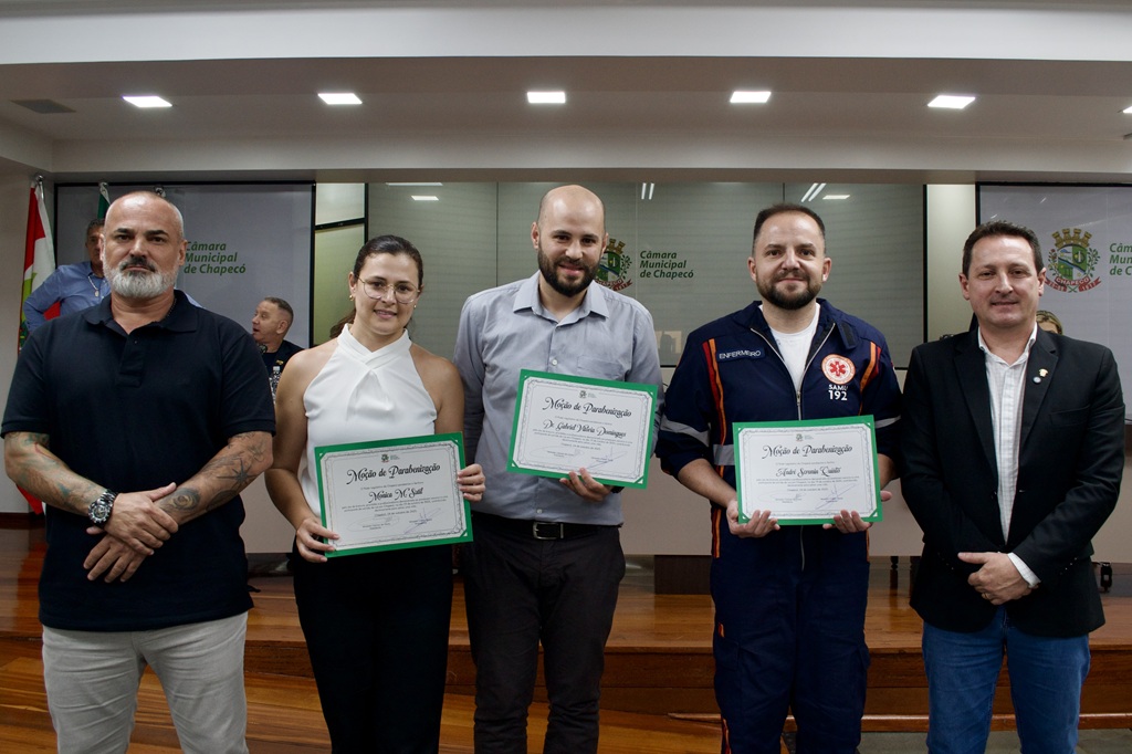 Profissionais da saúde em Chapecó são homenageados após salvar vida de&nbsp;corredora