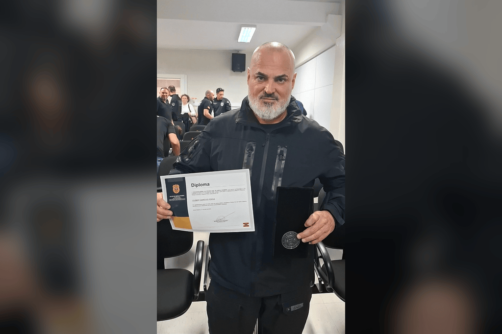Cleber Fossá e outros policiais civis são homenageados por tempo de serviço em&nbsp;Chapecó